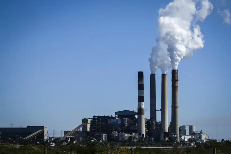 Fotolia_62547116_Big-Factory-with-Smoke-Stacks_M-e1455306795522
