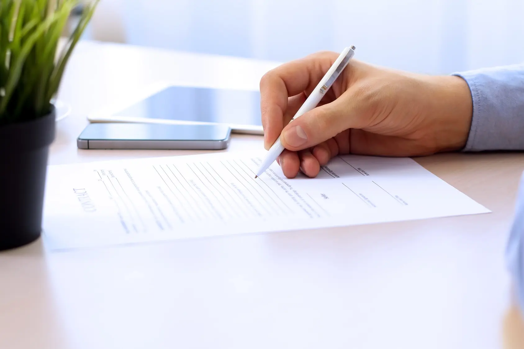 Fotolia_signing-letter_M